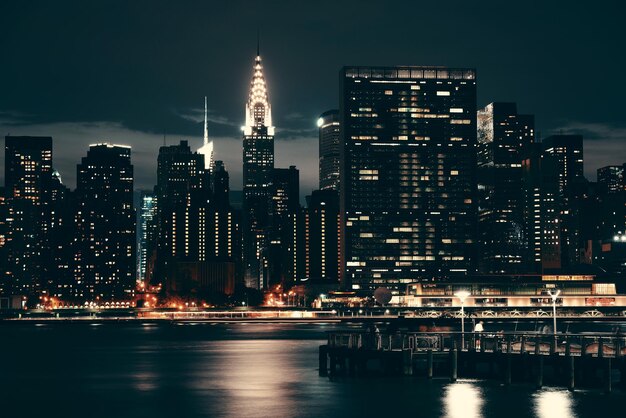 CIUDAD DE NUEVA YORK, NY, EE.UU. - 12 DE JULIO: Edificio Chrysler en la noche del 12 de julio de 2014 en Manhattan, Ciudad de Nueva York. Fue diseñado por William Van Alena como arquitectura Art Deco y el famoso punto de referencia.