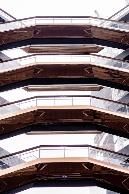 Foto gratuita ciudad de nueva york, ny, ee.uu. - 20 de octubre de 2020: the vessel, the hudson yards staircase (diseñado por el arquitecto thomas heatherwick) midtown manhattan west