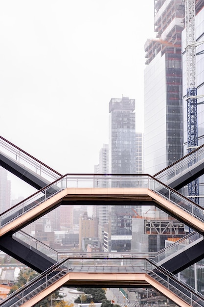 Foto gratuita ciudad de nueva york, ny, ee.uu. - 20 de octubre de 2020: the vessel, the hudson yards staircase (diseñado por el arquitecto thomas heatherwick) midtown manhattan west