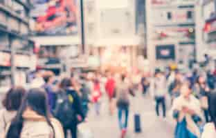 Foto gratuita ciudad con personas caminando desenfocadas