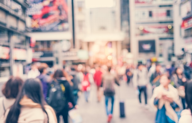 Ciudad con personas caminando desenfocadas