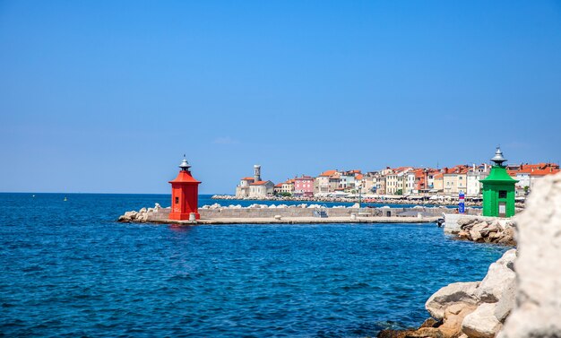 Ciudad de Piran en Eslovenia en el cuerpo del Mediterráneo