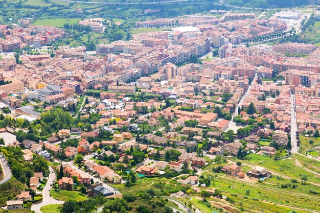 Ciudad en los Pirineos desde el monte. Berga