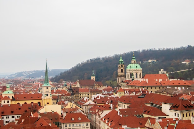 Ciudad de Praga, República Checa bajo un cielo nublado