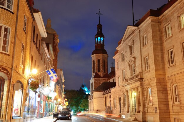 CIUDAD DE QUEBEC, CANADÁ - 10 DE SEPTIEMBRE: Calle vieja en la noche el 10 de septiembre de 2012 en la ciudad de Quebec, Canadá. Como capital de la provincia canadiense de Quebec, es una de las ciudades más antiguas de América del Norte.