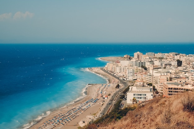 Ciudad de Rodas en Grecia con un mar azul profundo y un cielo claro pálido