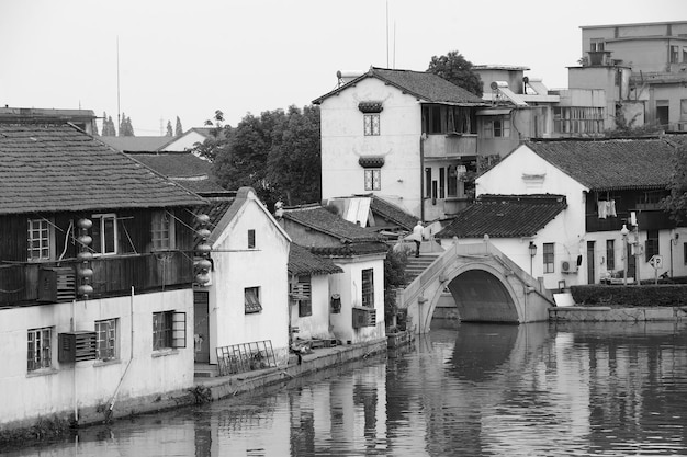 Ciudad de Shanghai Zhujiajiao con edificios históricos sobre el río en blanco y negro