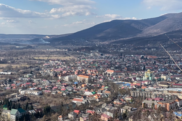 Ciudad ucraniana cerca del paisaje de las montañas en el día soleado