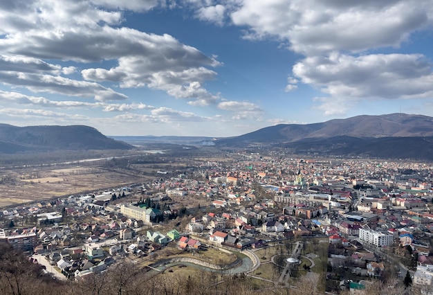 Ciudad ucraniana cerca del paisaje de las montañas en el día soleado