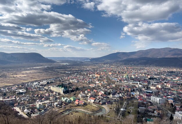 Ciudad ucraniana cerca del paisaje de las montañas en el día soleado