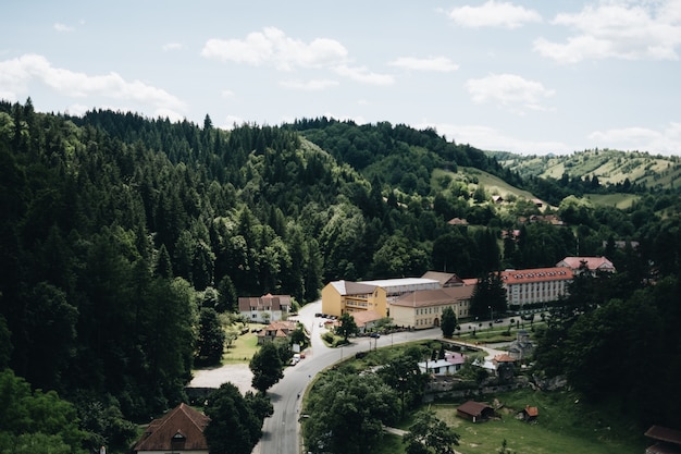 Ciudad vieja de Brasov en la región de Transilvania de Rumania desde la cima de la montaña