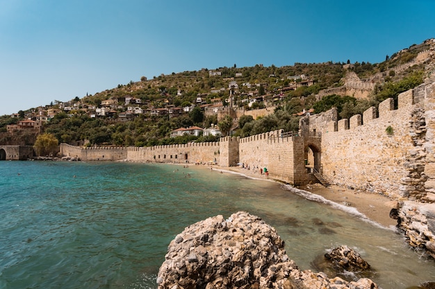 Ciudad vieja en la costa de Alanya