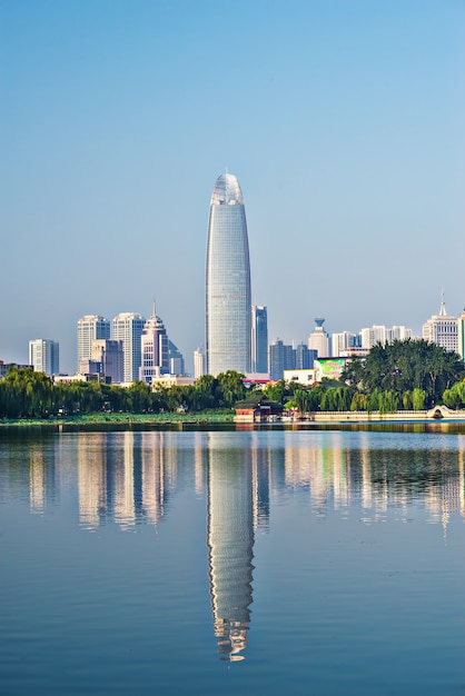 Foto gratuita ciudad vista desde un lago