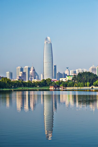 Ciudad vista desde un lago