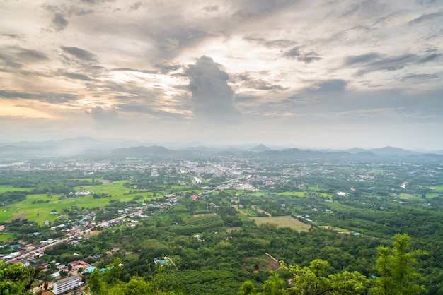 Ciudad vista desde lo alto de una montaña