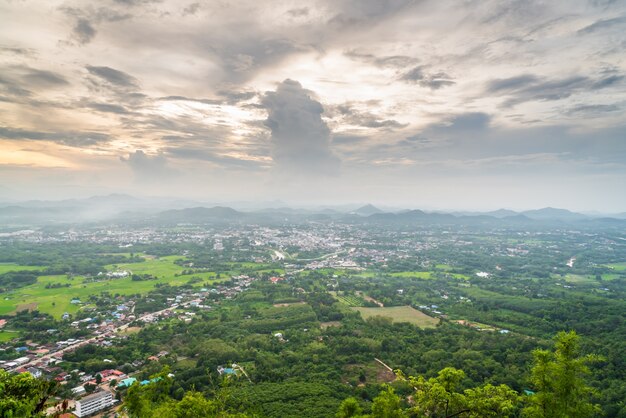 Ciudad vista desde lo alto de una montaña