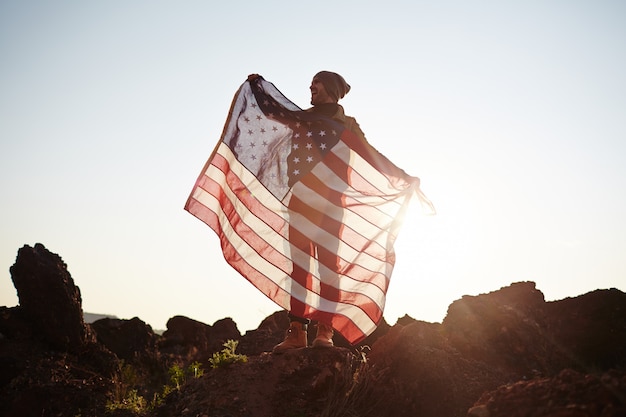 Ciudadano americano en la cima de la montaña