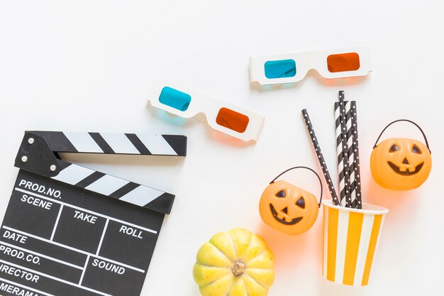 Clapperboard y gafas 3D cerca de cosas de la fiesta de Halloween