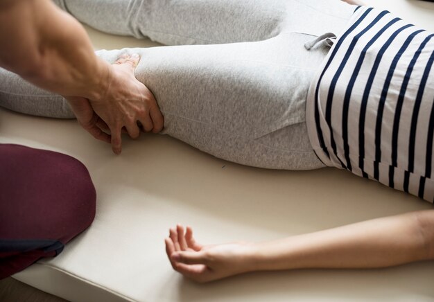 Clase de entrenamiento grupal de terapia de masaje