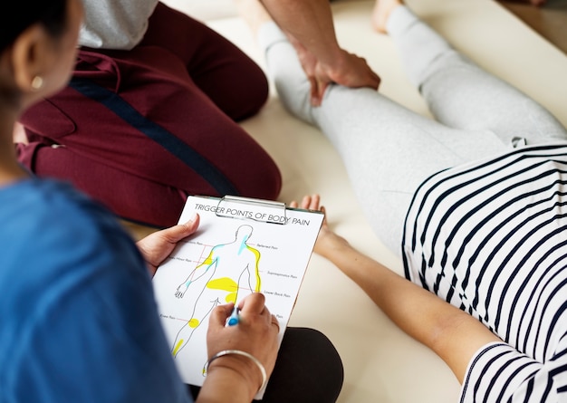 Foto gratuita clase de entrenamiento grupal de terapia de masaje