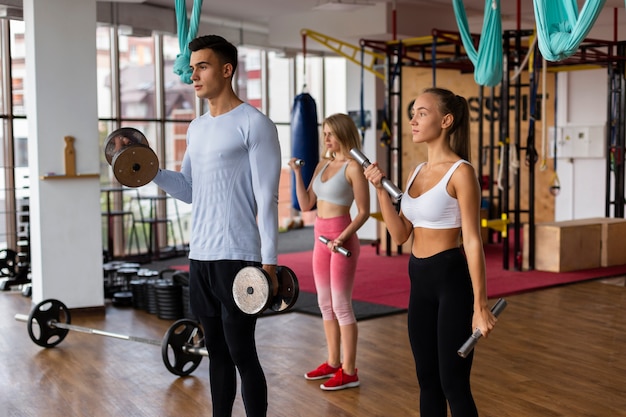 Clase de fitness masculino y femenino juntos