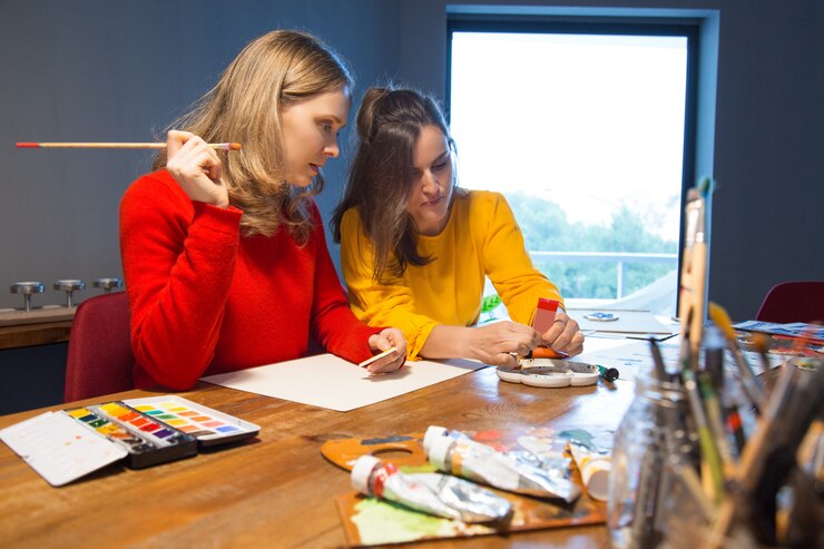 Foto gratuito clase de pintura para adultos.