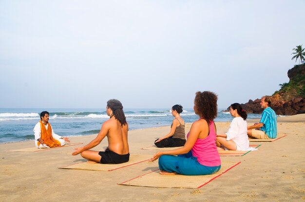 Clase de yoga en la playa