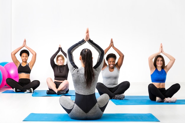 Foto gratuita clases de fitness en posición de yoga en colchoneta