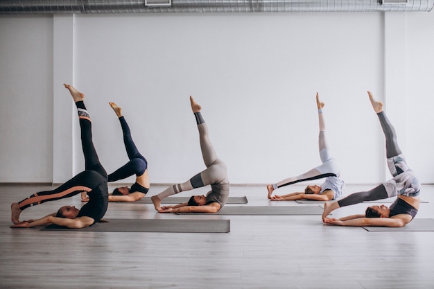 Foto gratuita clases grupales de yoga dentro del gimnasio.