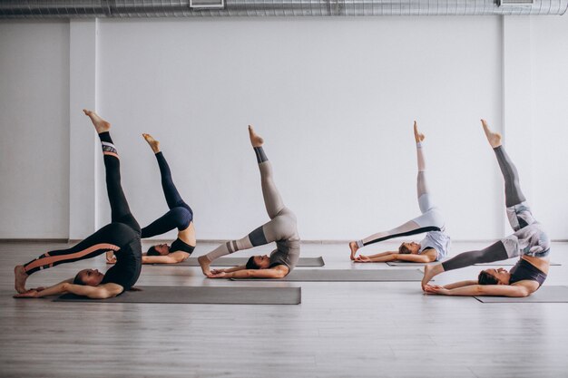 Clases grupales de yoga dentro del gimnasio.