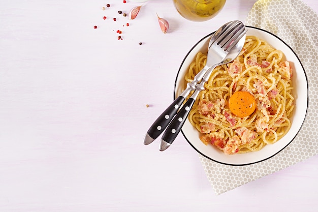 Clásica pasta casera carbonara con panceta, huevo, queso parmesano duro y salsa de crema.