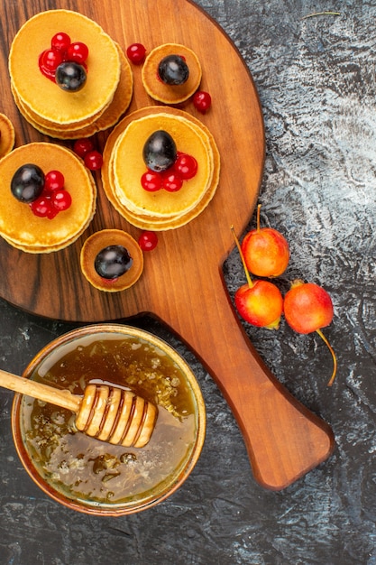 Clásico, panqueques, con, dulce, miel, y, frutas colección de foto