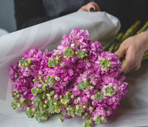 Claveles rosas envueltos como un ramo