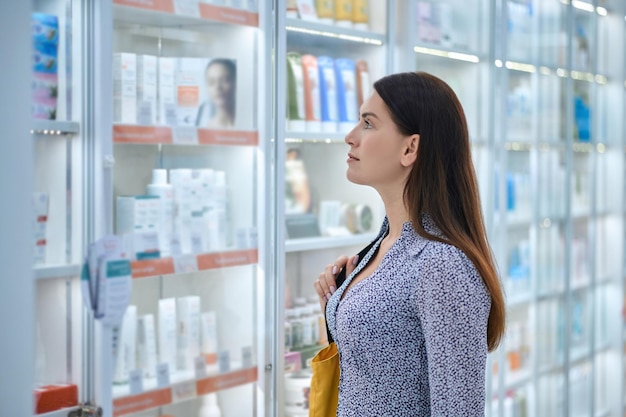 Foto gratuita clienta elegir productos en una farmacia