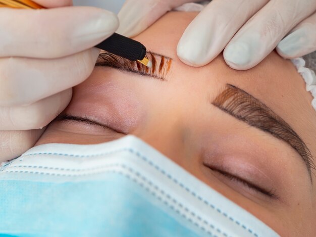 Clienta pasando por un tratamiento de microblading