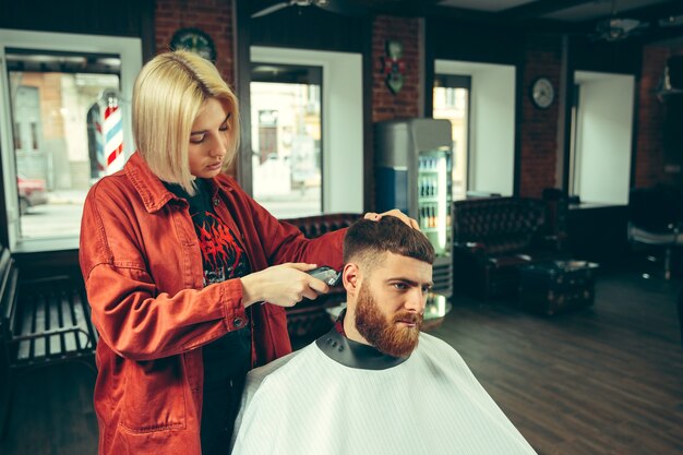 Cliente durante el afeitado de la barba en la barbería