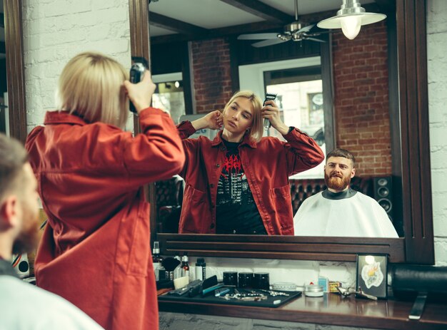 Cliente durante el afeitado de la barba en la barbería