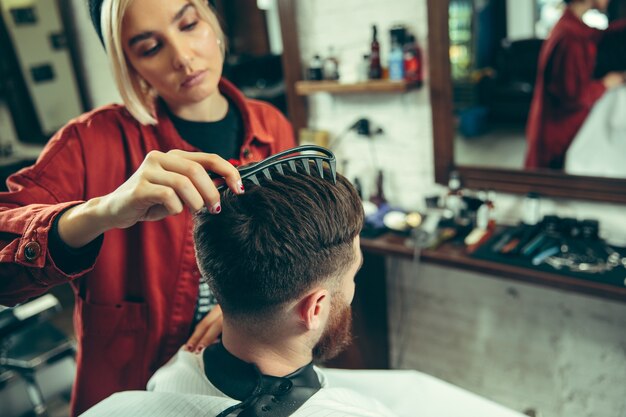 Cliente durante el afeitado de barba en peluquería.