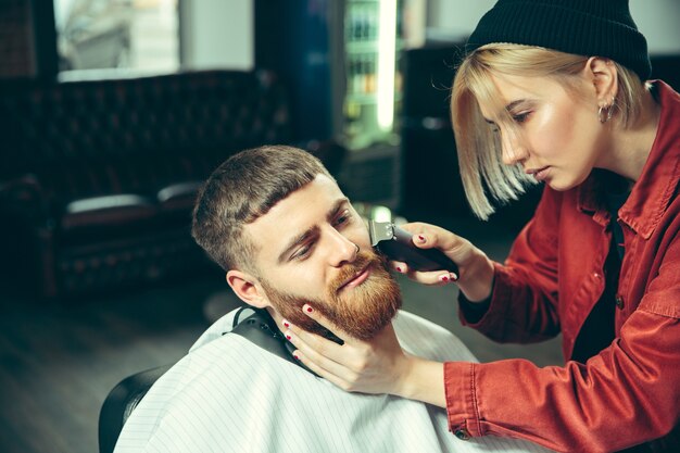 Cliente durante el afeitado de barba en peluquería.