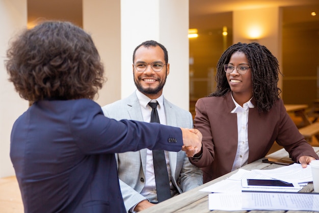 Cliente agradeciendo al consultor por su ayuda