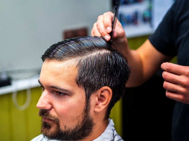 Cliente barbudo en peluquería