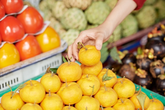 Cliente comprando mandarinas