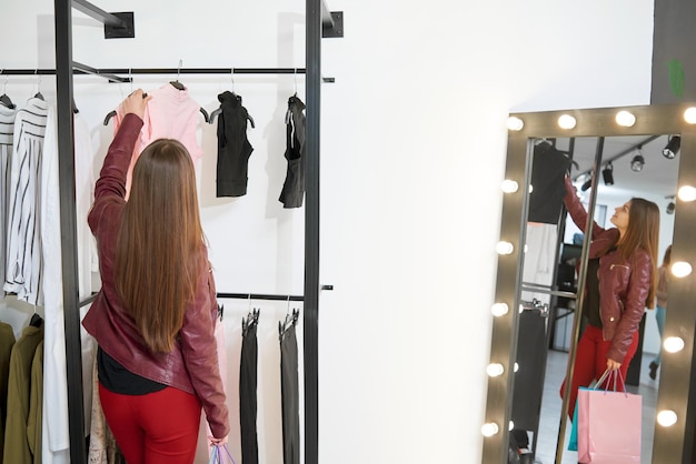 El cliente va a comprar ropa en la tienda.