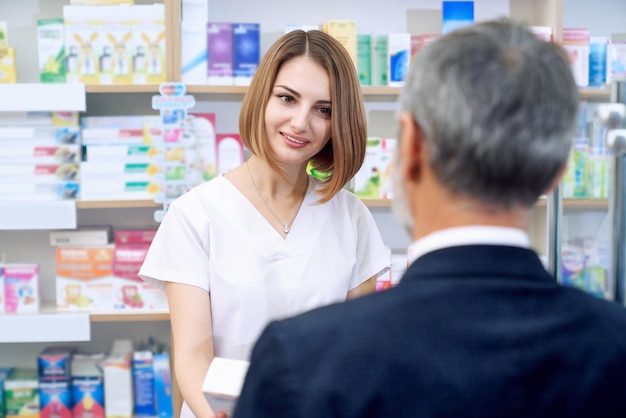 Foto gratuita cliente de consultoría farmacéutica femenina en farmacia