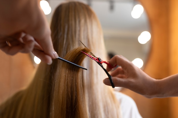 Una cliente se corta el cabello en la peluquería.