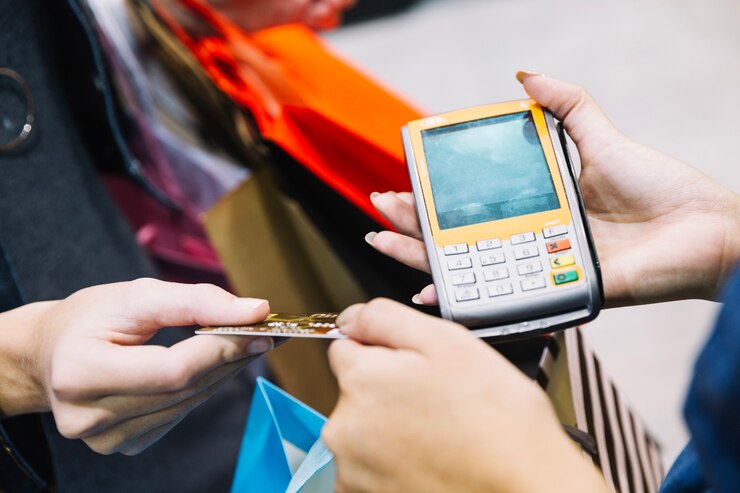 Foto gratuito cliente de cosecha y asistente con máquina de pago