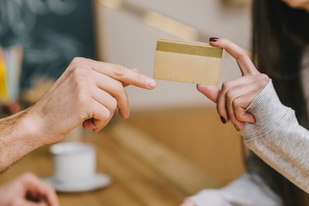 Cliente de cultivos pagando con tarjeta de crédito