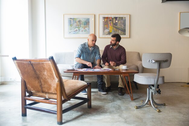 Cliente y diseñador de interiores discutiendo la renovación del hogar