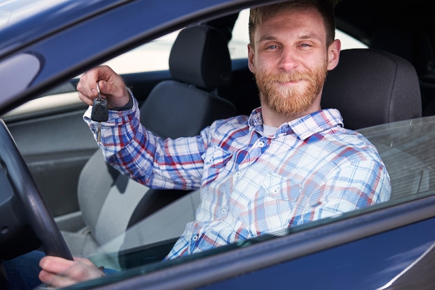 Foto gratuita cliente disfrutando con su coche nuevo