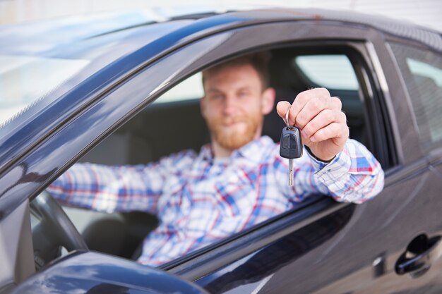 Foto gratuita cliente disfrutando con su coche nuevo